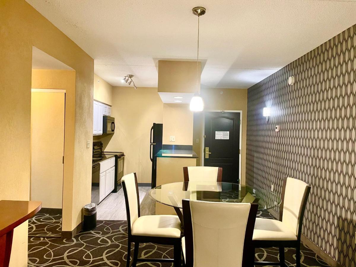 Park Manor Hotel Clifton Park Exterior foto A suite at the Hilton Garden Inn in San Francisco