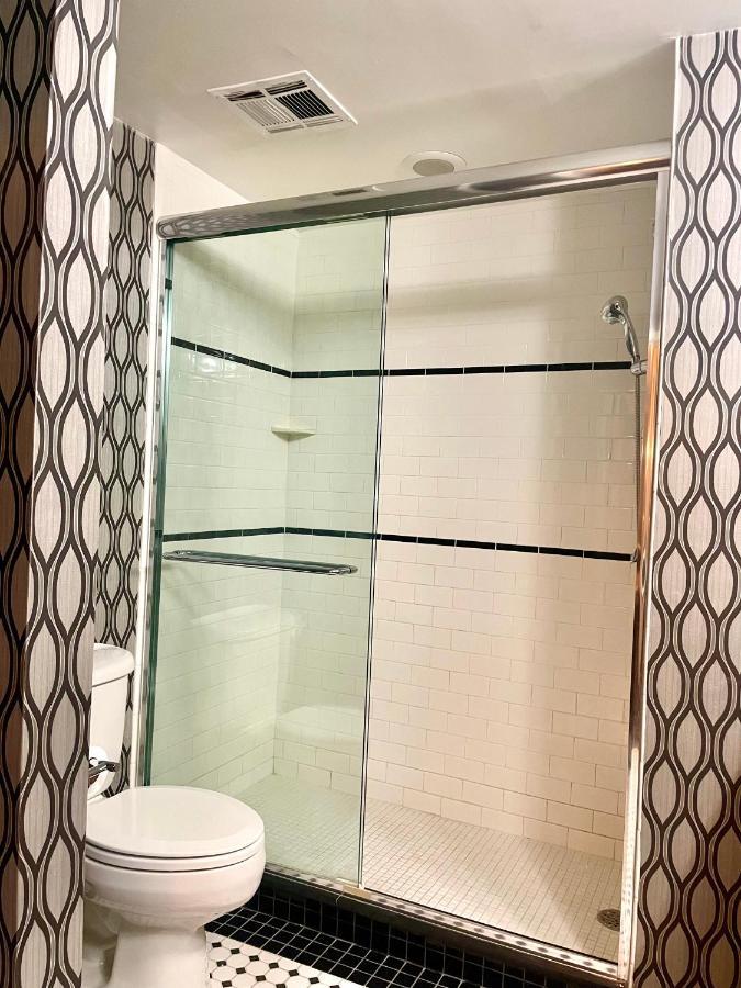 Park Manor Hotel Clifton Park Exterior foto A shower door