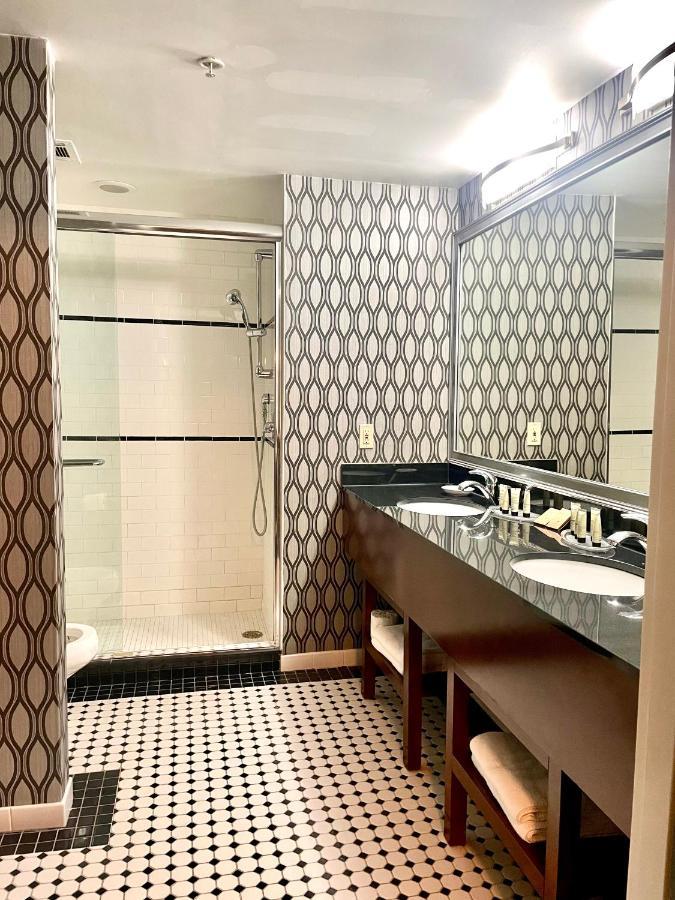 Park Manor Hotel Clifton Park Exterior foto A bathroom in a hotel
