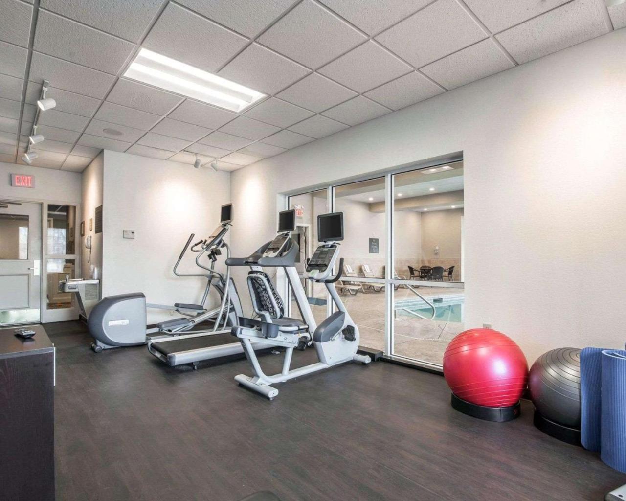 Park Manor Hotel Clifton Park Exterior foto The fitness center at the 100 North Main Street location