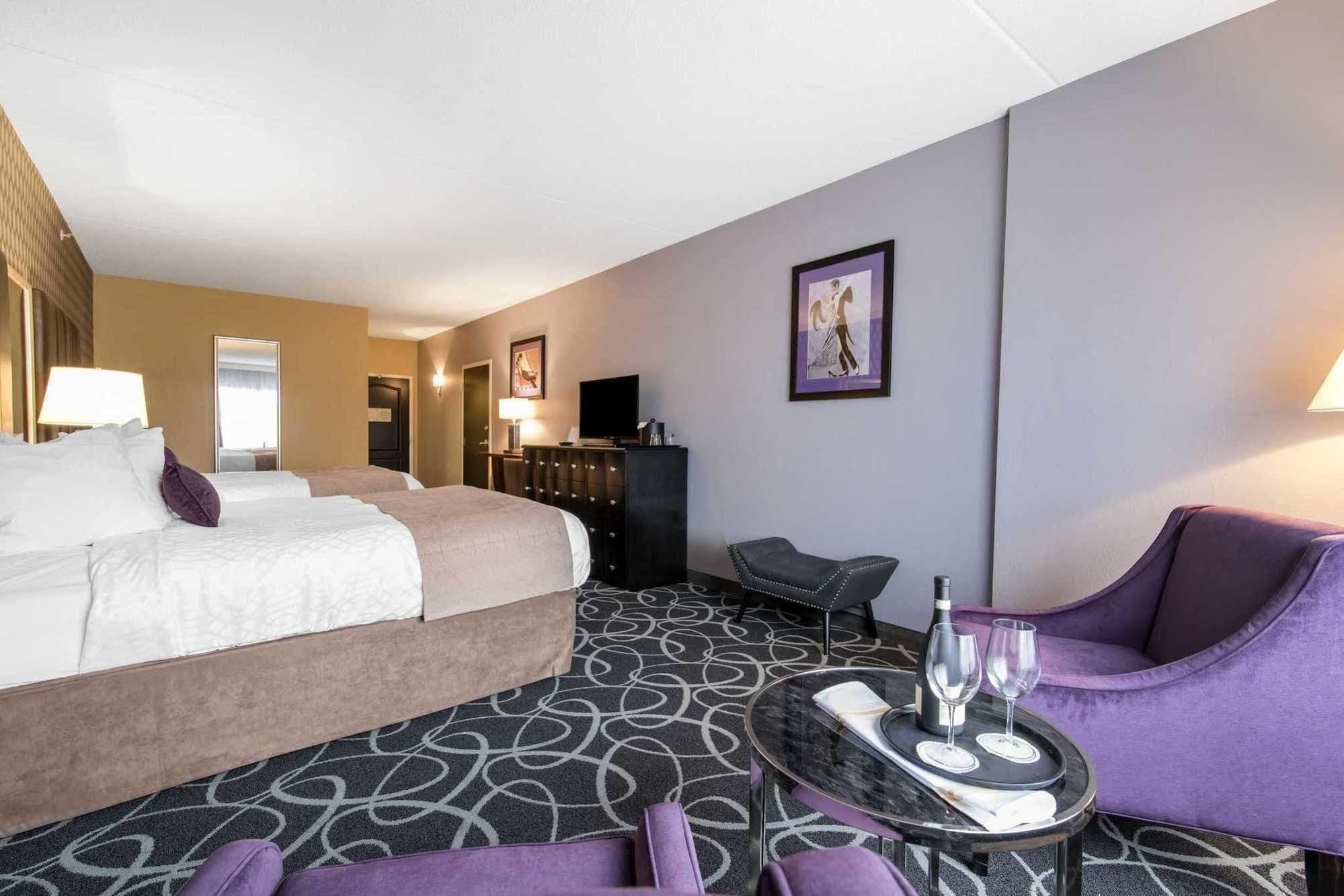 Park Manor Hotel Clifton Park Exterior foto A suite at the Hotel Indigo in San Francisco