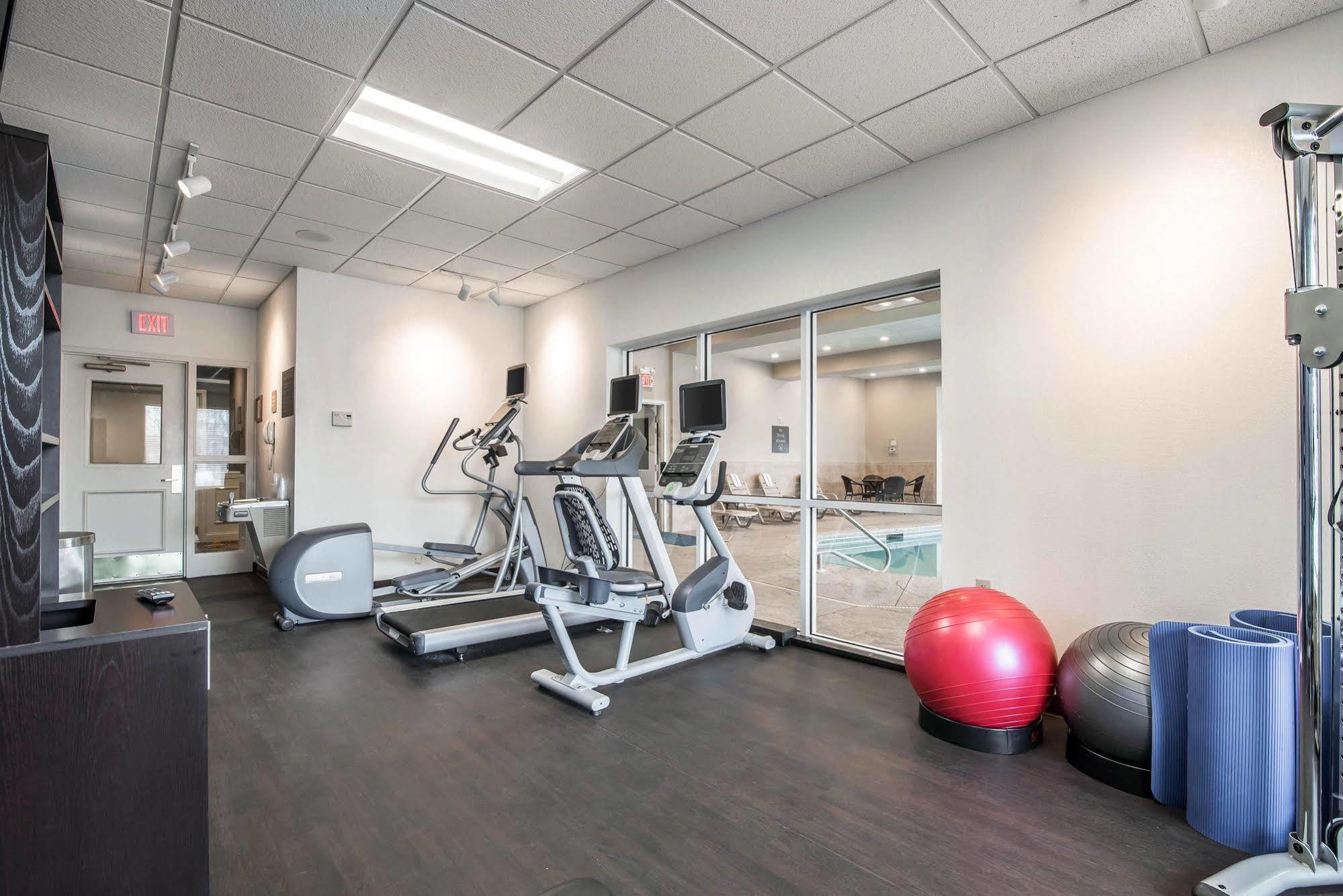 Park Manor Hotel Clifton Park Exterior foto The fitness center at the 100 North Main Street location