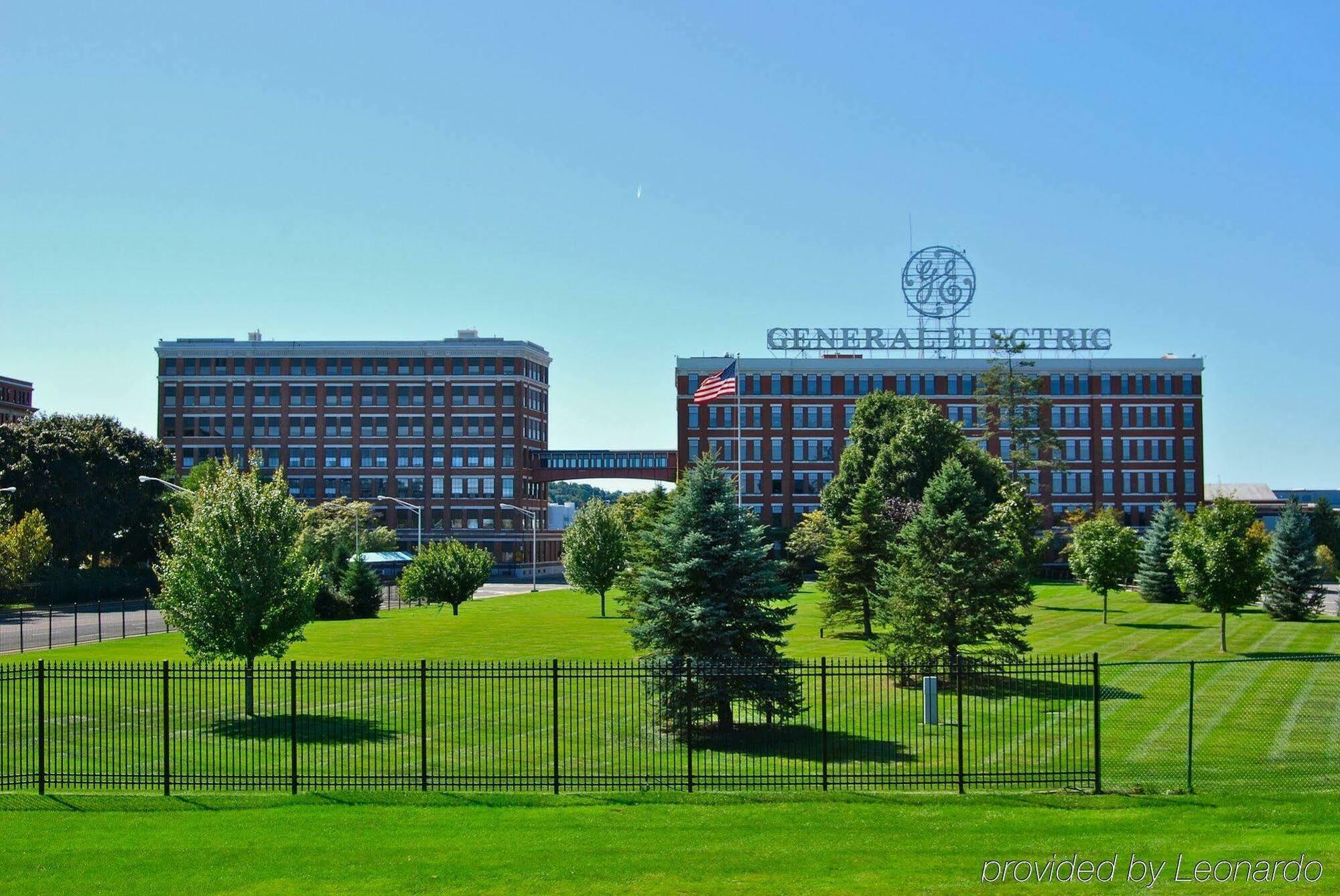 Park Manor Hotel Clifton Park Exterior foto The General Motors Technical Center in Warren, Michigan